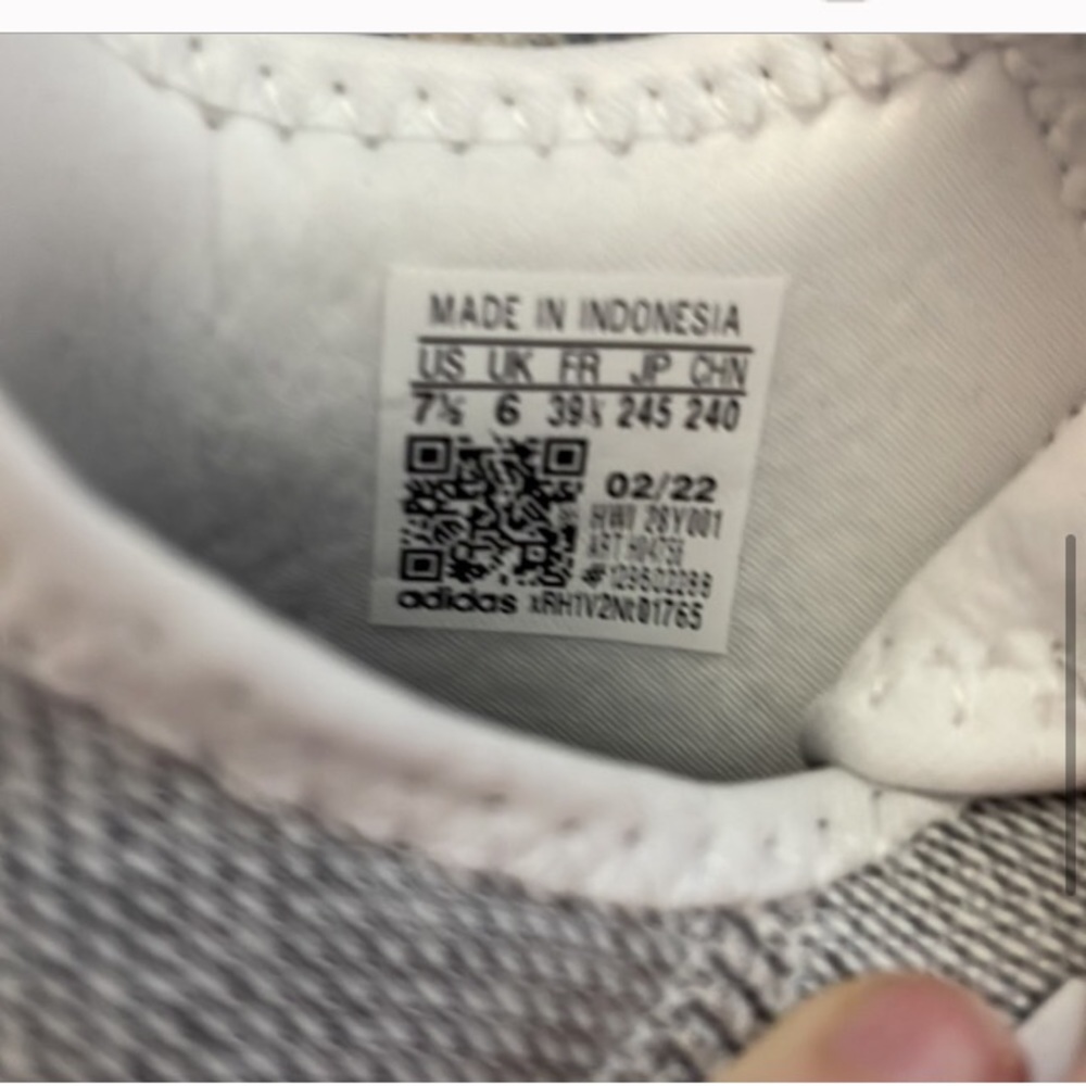Adidas running shoe and hat bundle - Picture 3 of 3